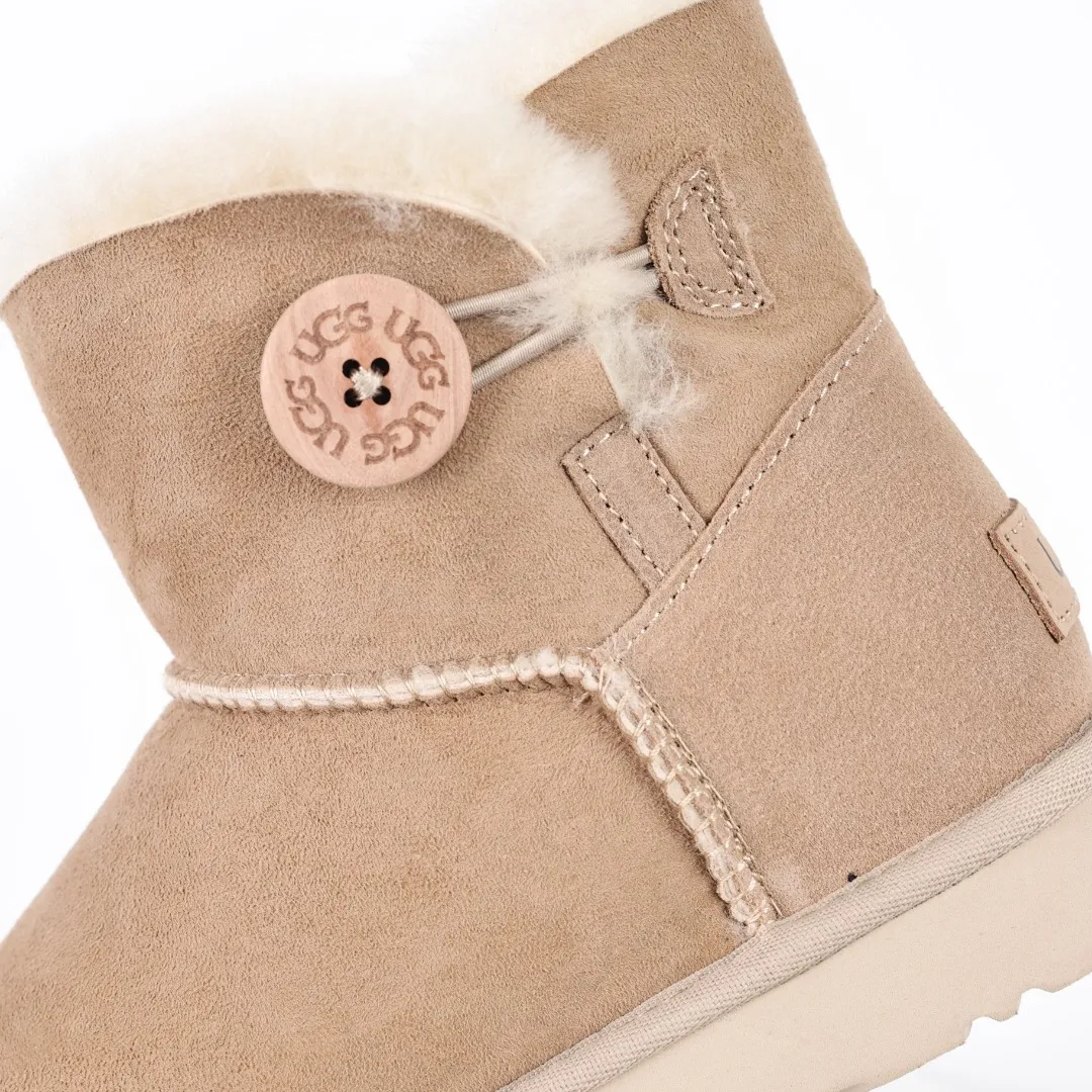 Pick up locally 💰560 Core recommended good price It is a very suitable choice for home furnishings. In the new year, uug launched a series of styles, which are partial to the preferences of young consumers and have also moved to the forefront of fashion trends. Shoe body material: water-repellent coated suede upper, 17 mm UGGPURE™ implantable wool insole, lightweight non-slip and comfortable rubber outsole, with brand LOGO and trademark, with full packaging Size: 35 36 37 38 39 40